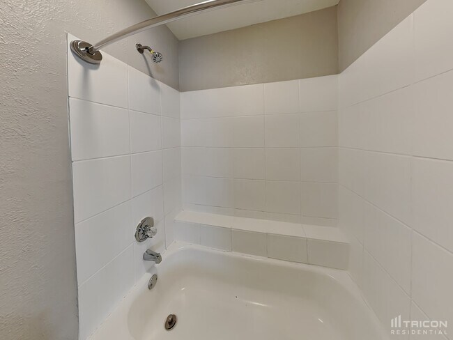 Building Photo - 1122 Oakbluff Dr