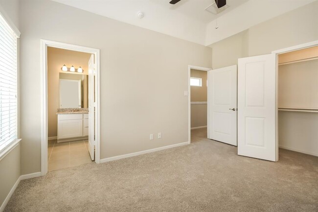 Building Photo - 9910 Crescent Cove Dr