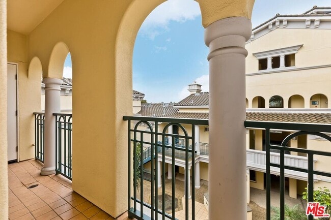 Building Photo - 7101 Playa Vista Dr