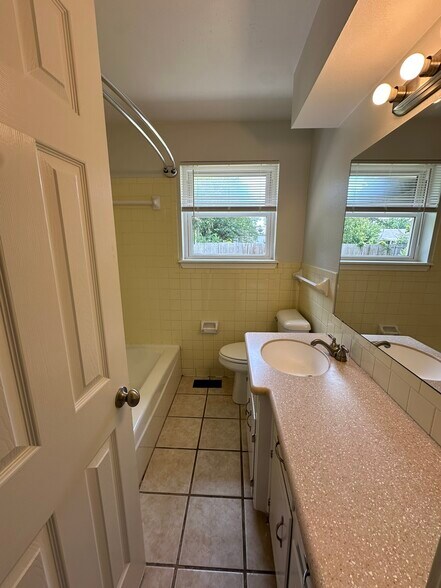 Building Photo - 220 W Ridge Rd