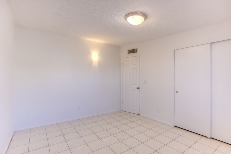 Building Photo - 415 E Jacinto St