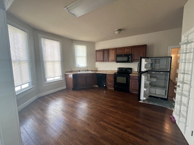 Building Photo - 410 E Carson St