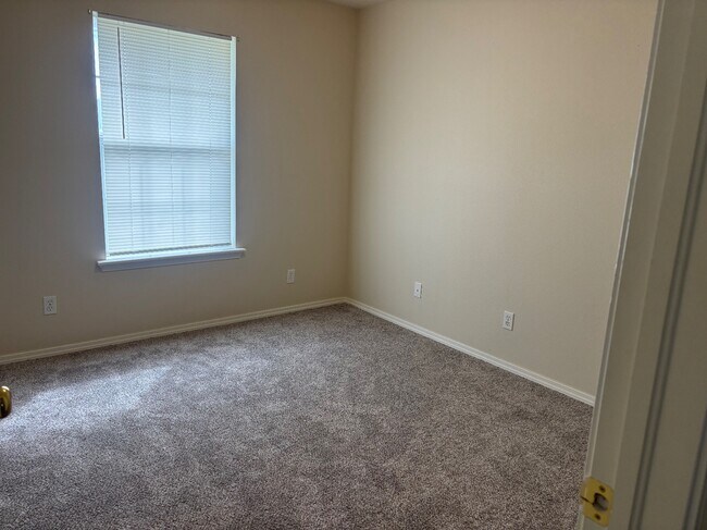 Building Photo - 2310 S Hickory St