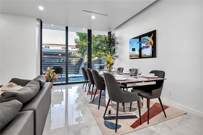 Building Photo - 2516 NE 21st St