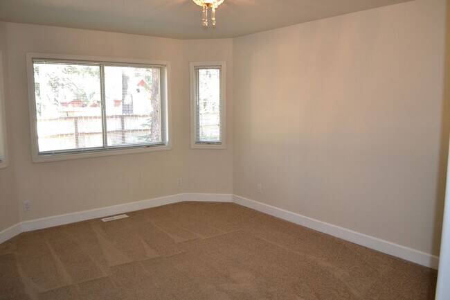 Building Photo - 699 Eloise Ave
