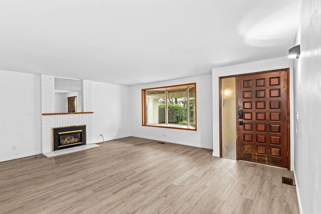 Building Photo - 4BD, 2.5BA Home located in the desirable C...