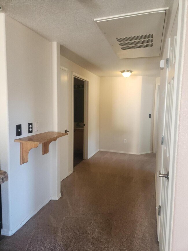 Building Photo - 6800 Vista Del Norte Dr NE