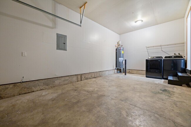 Building Photo - 3 bedroom, 2.5 bathroom home - SE Portland