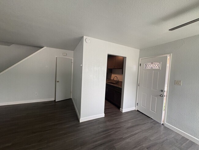 Building Photo - MOVE IN SPECIAL! $100 OFF FIRST 2 MONTHS OF RENT!!! 2 BEDROOM 1 BATH