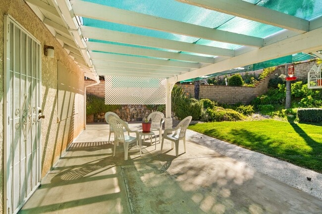 Building Photo - Wonderful Single Story Home with Great Yard in Santa Clarita!