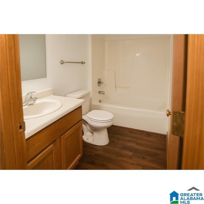 Building Photo - 611 Center Way S