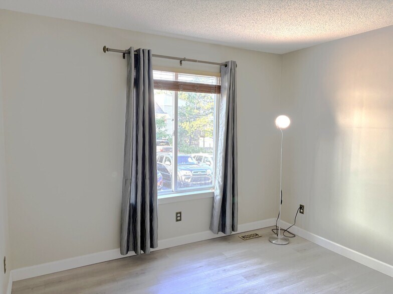 Building Photo - 44850 Bayview Dr