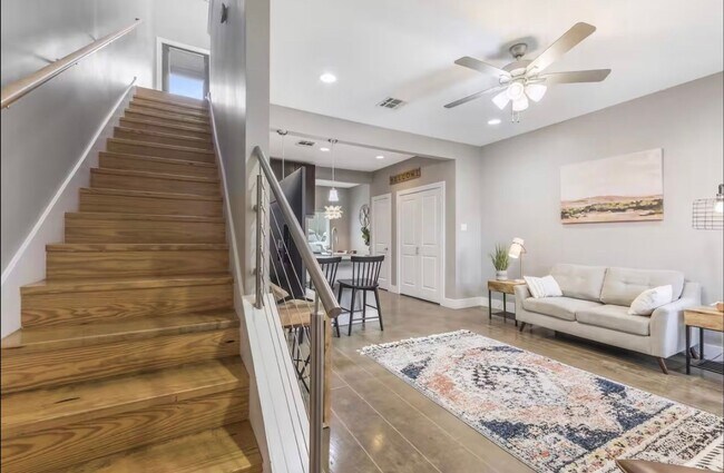 Building Photo - 113 Bayou St