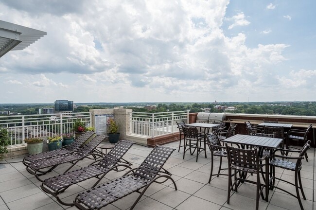 Building Photo - Downtown Raleigh Penthouse with Stunning View