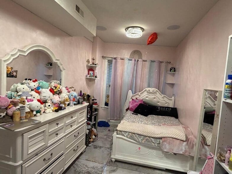 Building Photo - 6712 N Clark St