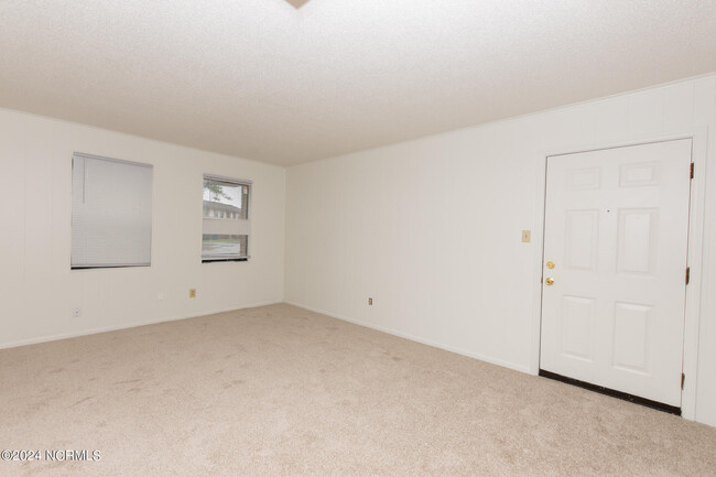 Building Photo - 104 Ravenwood Dr