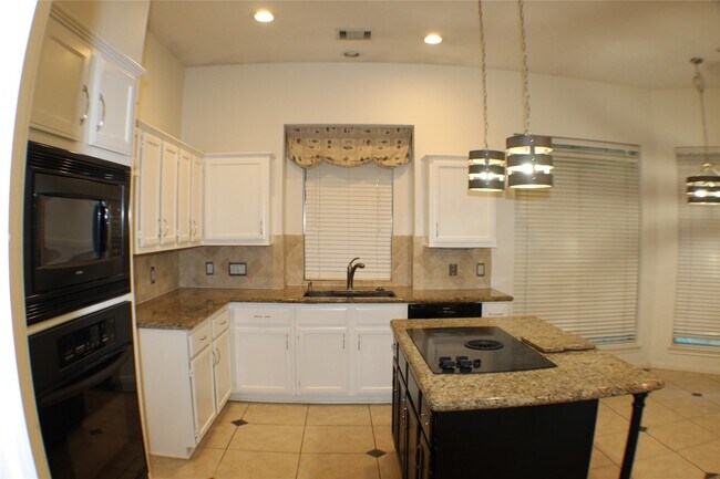 Building Photo - 642 Avery Dr