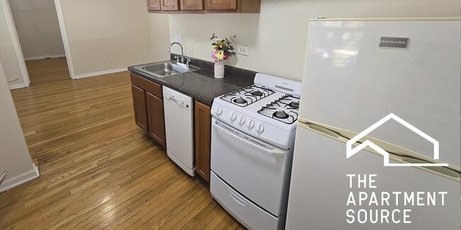 Building Photo - 917 W Waveland Ave