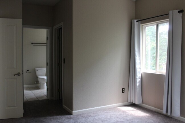 Building Photo - Charming 2 BR/2 BA Condo located in Little...