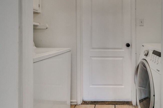 Building Photo - Great Freshly updated 3 bed 2 bath!