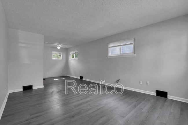 Building Photo - 900 Racine Ave