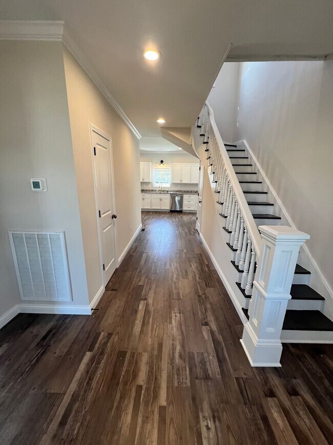 Building Photo - Spectacular newly remodeled home, next to the Square, Franklin, Ky