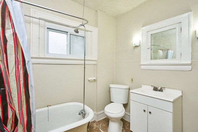 Building Photo - 5 Bedroom home available