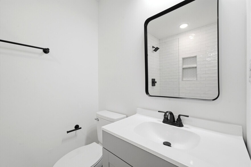 Building Photo - 6126 Amberly Ln