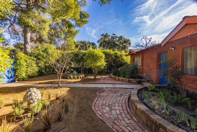 Building Photo - Prime Ojai Location!