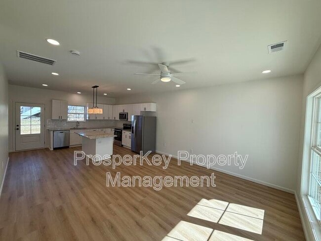 Building Photo - 405 E Chappell St