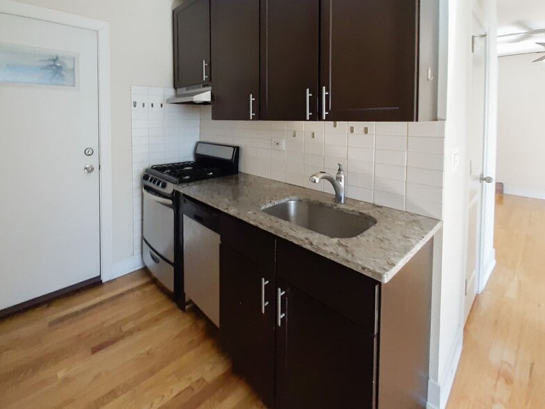 Building Photo - 538 W Cornelia Ave