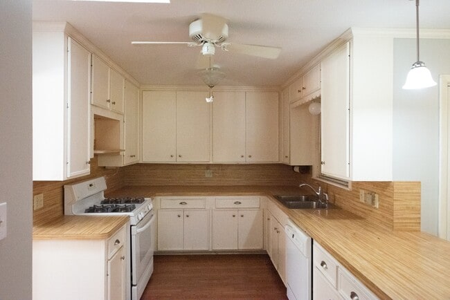 Building Photo - 8825 Merlin Dr