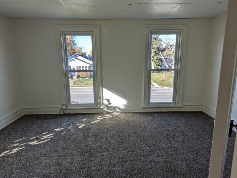 Building Photo - 709 E 2nd St