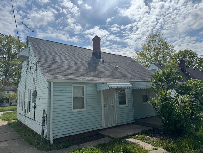 Building Photo - Spacious Two-Bedroom Unit in a Charming Property – Available Now!