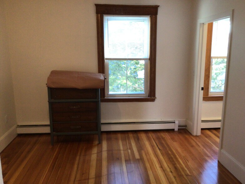 Building Photo - 10 1/2 Bentley St