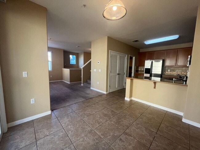 Building Photo - Spacious 3bed 2.5 bath available in Regency Park