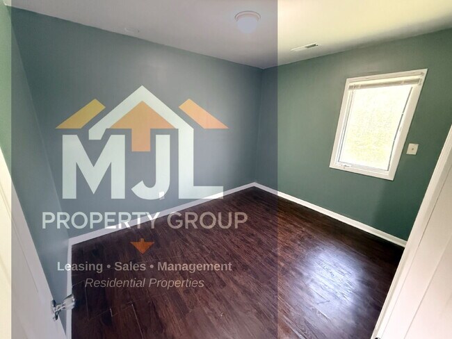 Building Photo - Spacious 3 Bedroom / 1 Bath Apartment in Sugar Creek *Ready Now*