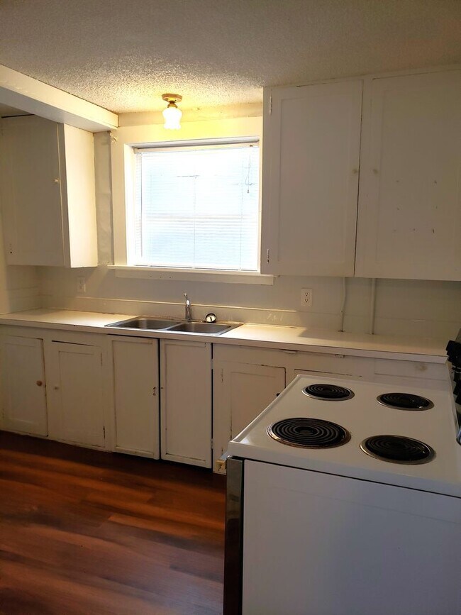 Building Photo - 823 High St