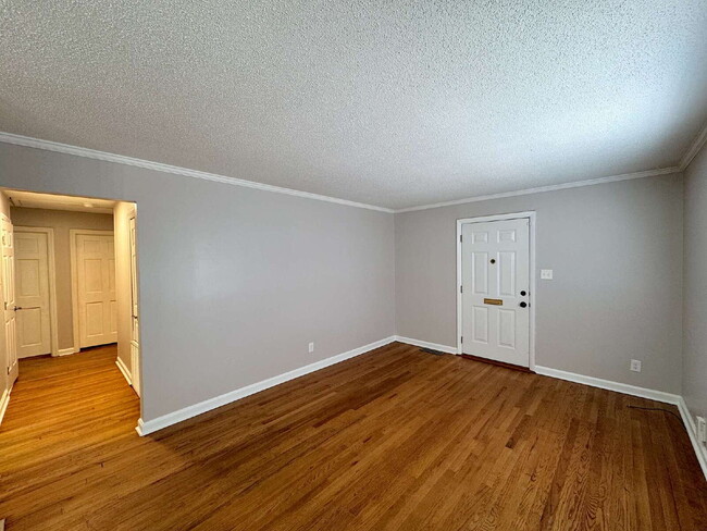 Building Photo - Well Maintained Home Minutes from Downtown...