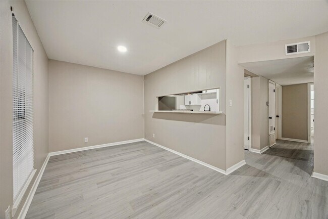 Building Photo - 910 7th Ave N