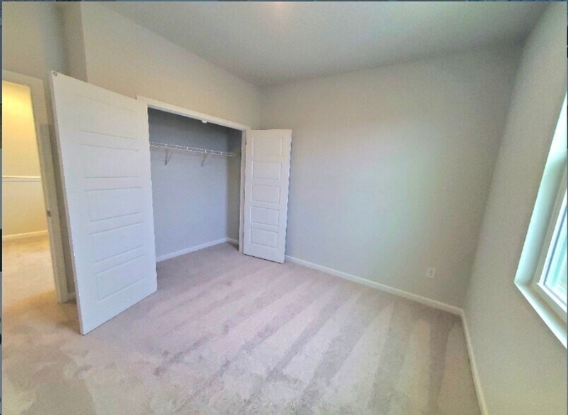 Building Photo - 160 Cypress Holw Dr