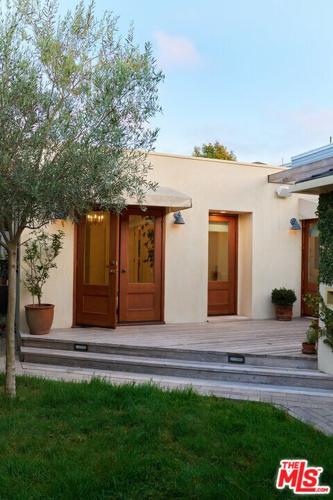 Building Photo - 655 Angelus Pl