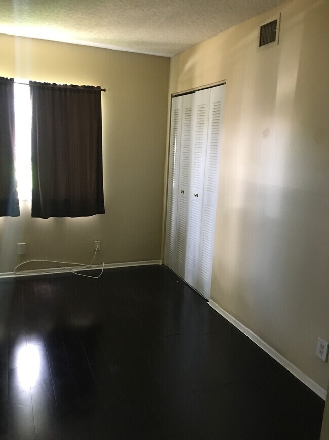Building Photo - 303 Gardens Dr