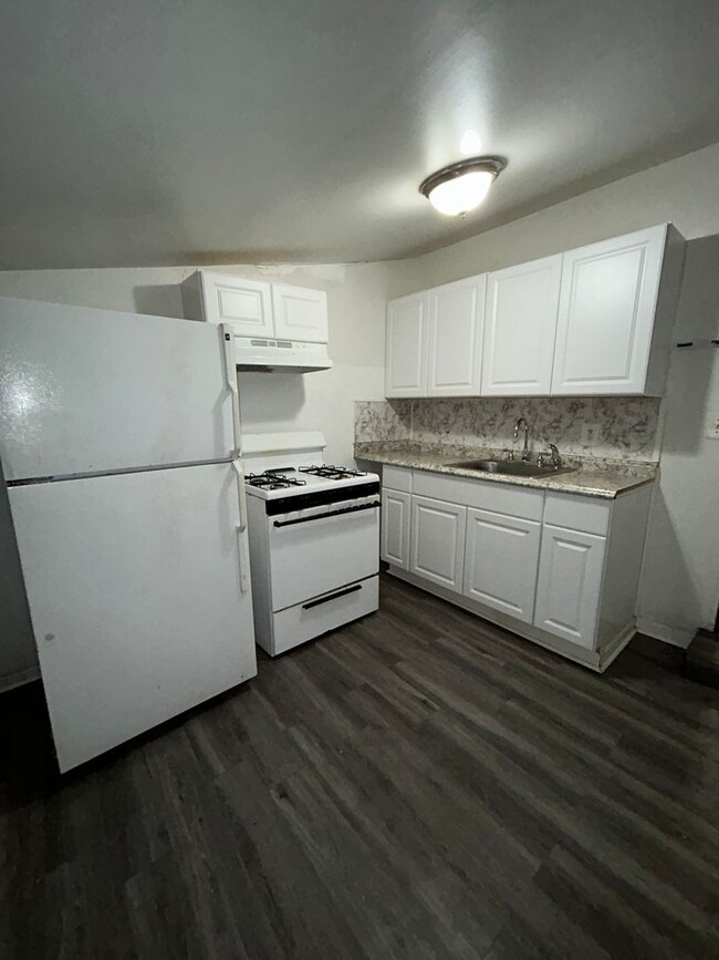 Building Photo - 2 bed 1 bath freshly new