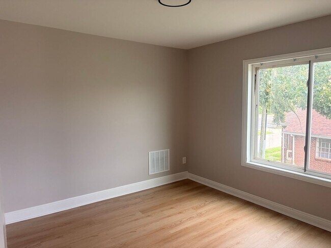 Building Photo - Newly Updated 2-Bedroom, 1 bath | Modern Finishes | $1,250/Month