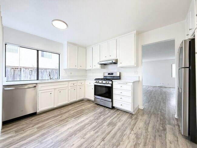 Building Photo - Lower Level w/ Private Fenced Yard!