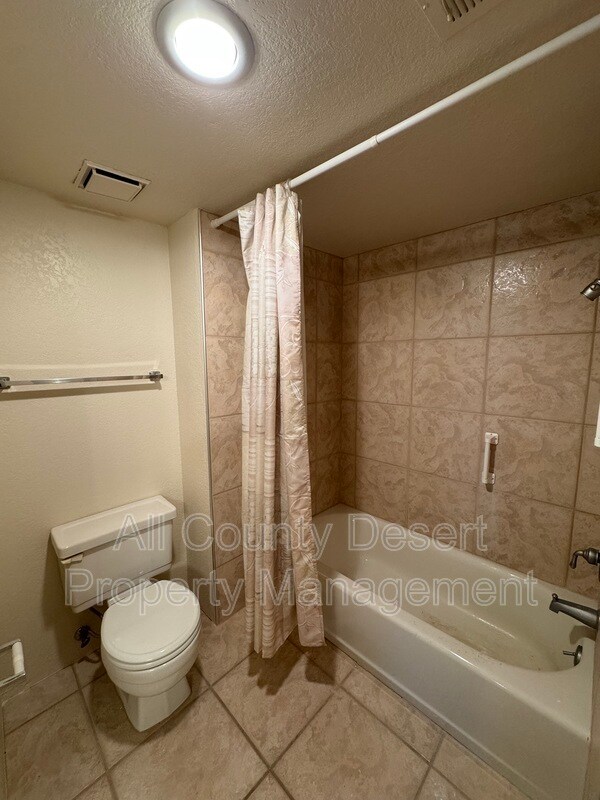 Building Photo - 2701 E Mesquite Ave