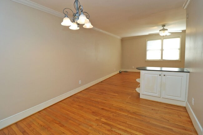 Building Photo - Your Next College Pad – 2BR/1BA, Pets Welcome, Washer/Dryer