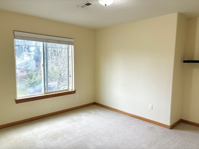 Building Photo - Montavilla 3 bed, 2 1/2 bath house