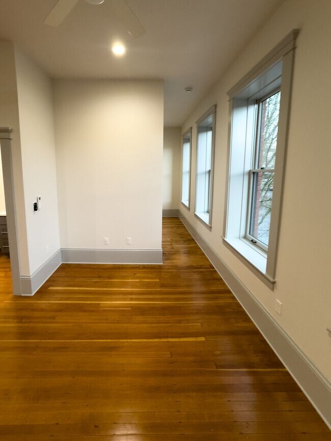 Building Photo - WINTER SPECIAL - NEWLY RENOVATED DOWNTOWN SALEM ONE BEDROOM